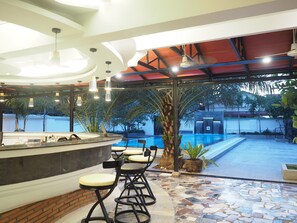 Poolside bar - Activate C3 Hostel (Phnom Penh)
