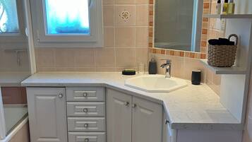 Een haardroger, handdoeken, toiletpapier