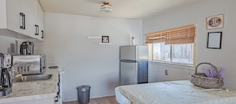 Large Cottage 

Family Fun Lakehouse: 4 Beds/Bunks, Sleeps 8, AC, Water Access