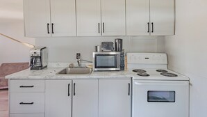 Cafetière/bouilloire, réfrigérateur, micro-ondes, four