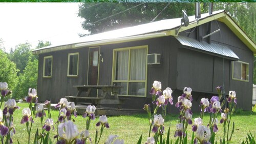 Large Cottage 

Family Fun Lakehouse: 4 Beds/Bunks, Sleeps 8, AC, Water Access