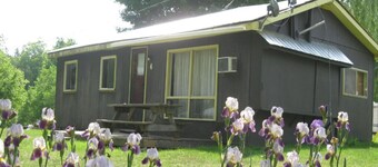 Large Cottage 

Family Fun Lakehouse: 4 Beds/Bunks, Sleeps 8, AC, Water Access