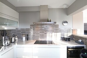 Fridge, oven, stovetop, dishwasher