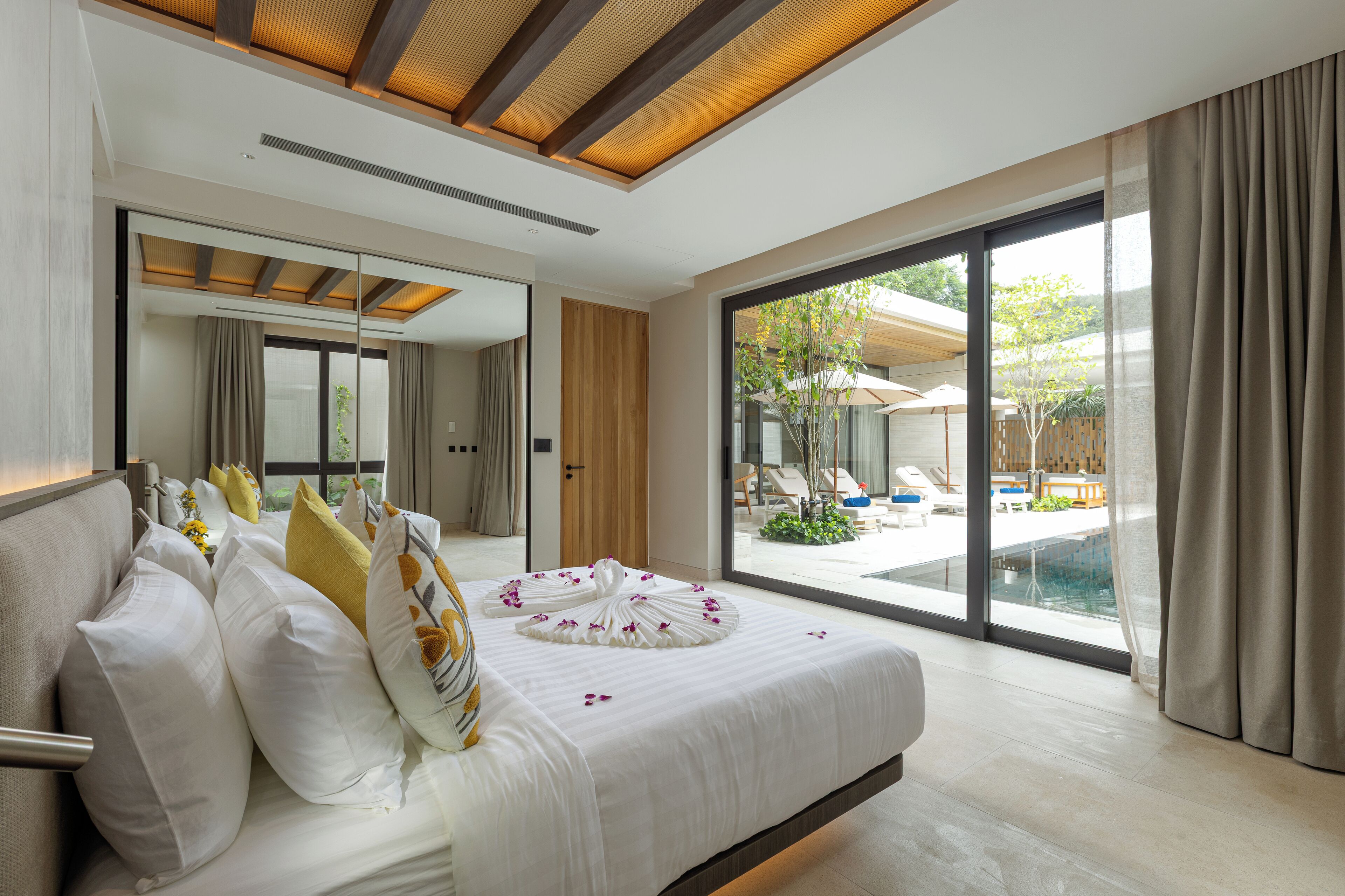 Familie villa | Een kluis op de kamer, individueel gedecoreerd, verduisterende gordijnen