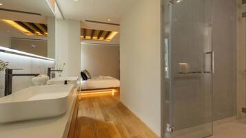 Villa 1 | Kamar mandi | Shower, perlengkapan mandi gratis, pengering rambut, dan jubah mandi