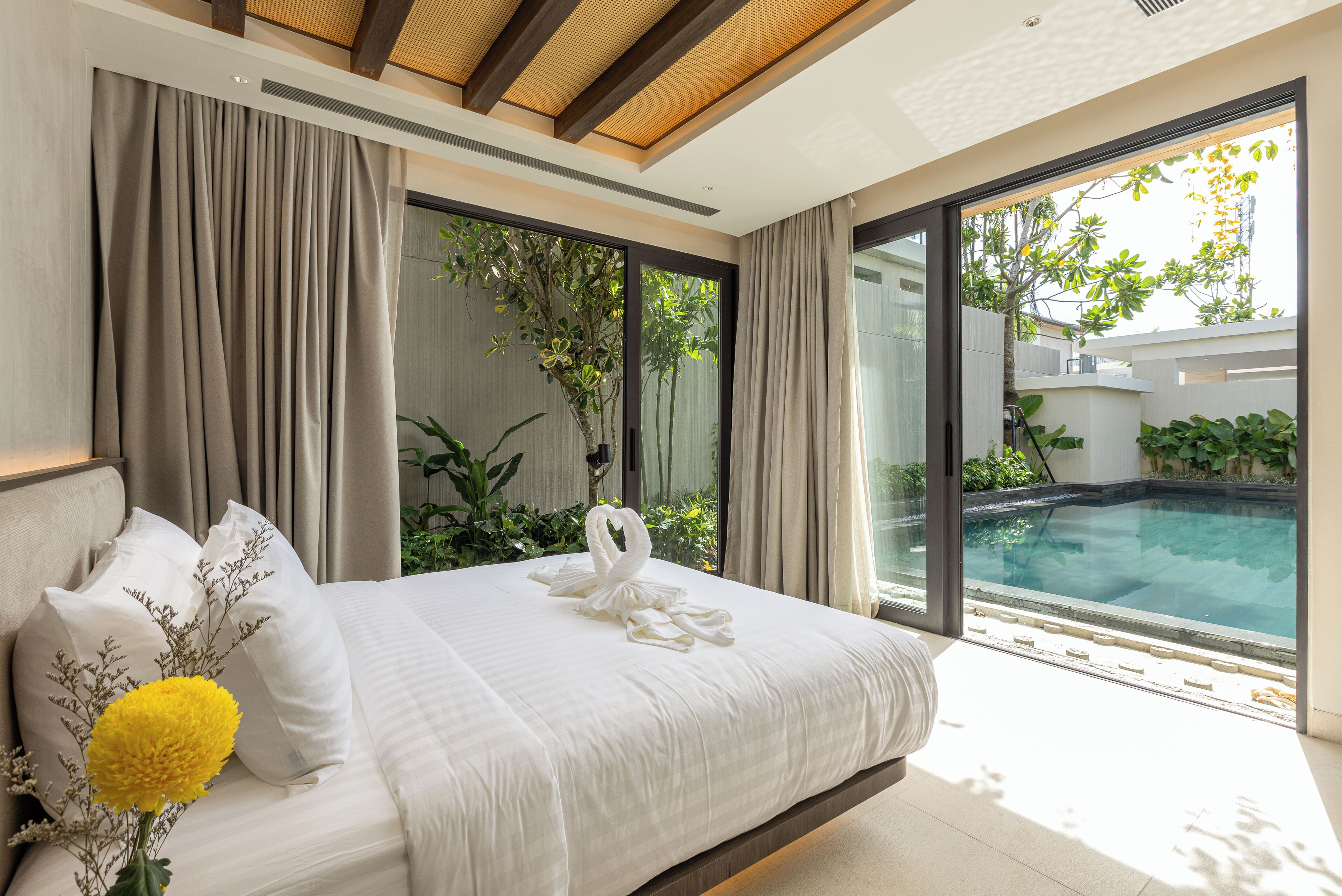 Familie villa | Een kluis op de kamer, individueel gedecoreerd, verduisterende gordijnen