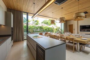 Villa 1 | Yksityinen keittiö | Jääkaappi, mikroaaltouuni, uuni, liesi