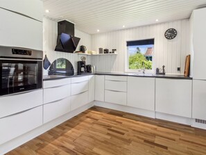 Kjøleskap, mikrobølgeovn, oppvaskmaskin og kjøkkenutstyr