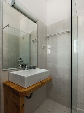 Douche, sèche-cheveux, serviettes fournies