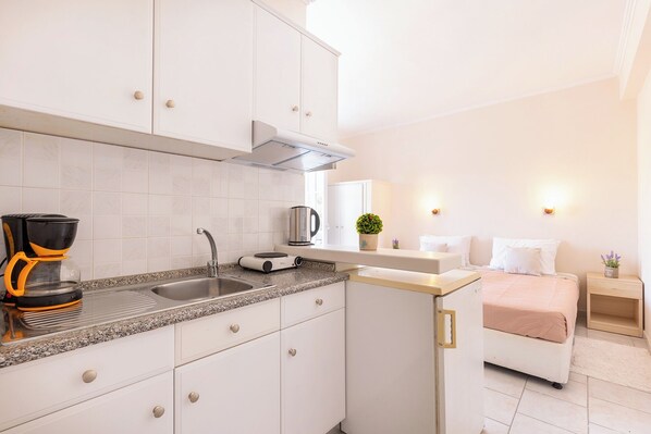 Kühlschrank, Ofen, Wasserkocher mit Kaffee-/Teezubehör