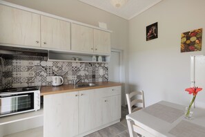 Refrigerador, horno, placa de cocina, cafetera/tetera