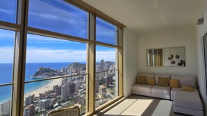 A high-rise apartment with a large window overlooking a beach and cityscape. - INTEMPO (2 BEDROOMS) (Benidorm)