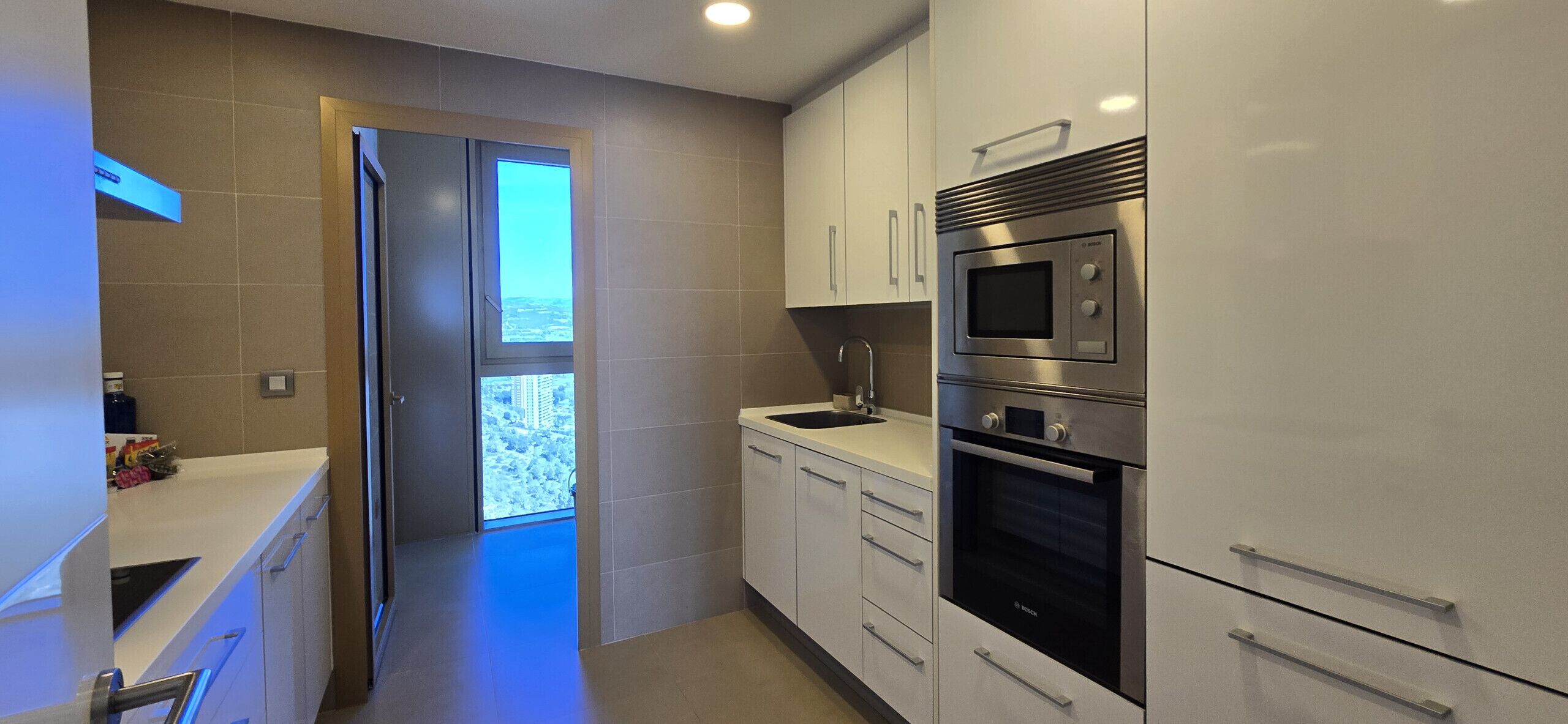 Een koelkast, een magnetron, een oven, een koffiezetapparaat/waterkoker