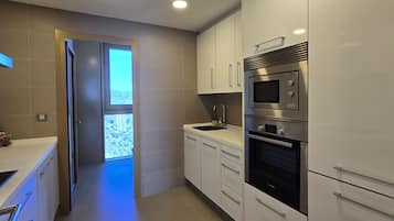 Fridge, microwave, oven, coffee/tea maker