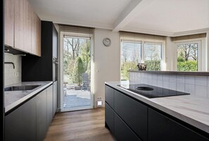 Mikrowelle, Ofen, Geschirrspüler, Wasserkocher mit Kaffee-/Teezubehör