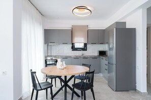 Refrigerador, horno, parrilla de estufa y cafetera y tetera 