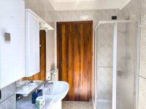 Dusche, Haartrockner, Bademäntel, Handtücher