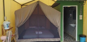 Camera Basic, futon giapponese, vista collina | Lenzuola