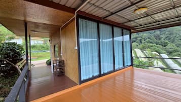 Habitación doble Deluxe, vista a la colina | Área de sala de estar