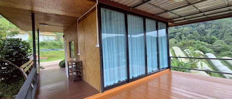 Habitación doble Deluxe, vista a la colina | Área de sala de estar