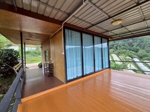 デラックス ダブルルーム ヒルビュー | リビング エリア