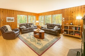 Fernseher, Kamin, Bücher