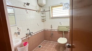 Un bagno piccolo con il water, lavandino e doccia.