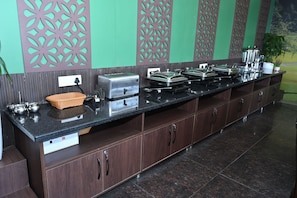 Desayuno buffet diario (INR 600 por persona)