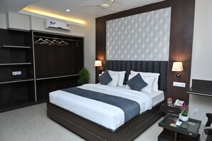 Deluxe-Doppelzimmer, Blick auf den Innenhof | Verdunkelungsvorhänge, Bügeleisen/Bügelbrett, kostenloses WLAN