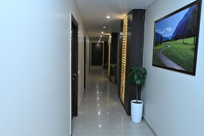 Courtyard view - Hotel Alaknanda (Dehradun)