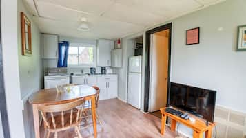 Réfrigérateur, un four, surface de cuisson, lave-vaisselle