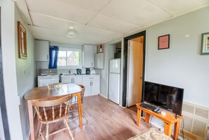 Fridge, oven, stovetop, dishwasher - Cozy Lake Escape: 2-Bed with Bunk, Sleeps 4, Full Kitchen & AC (Perth Road)