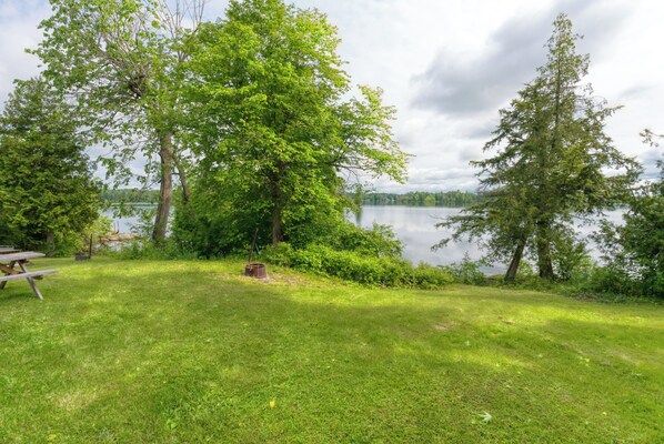 Property grounds - Cozy Lake Escape: 2-Bed with Bunk, Sleeps 4, Full Kitchen & AC (Perth Road)