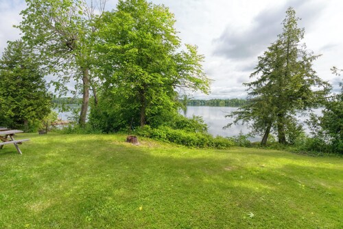 Cozy Lake Escape: 2-Bed with Bunk, Sleeps 4, Full Kitchen & AC