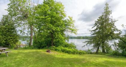 Cozy Lake Escape: 2-Bed with Bunk, Sleeps 4, Full Kitchen & AC