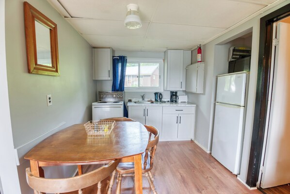 Fridge, oven, stovetop, dishwasher