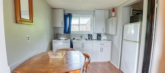 Cozy Lake Escape: 2-Bed with Bunk, Sleeps 4, Full Kitchen & AC