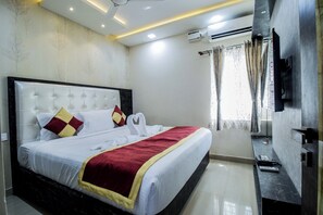 Deluxe-rum - uteplats - utsikt mot trädgården | Skrivbord, arbetsyta för laptop och mörkläggningsgardiner