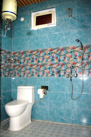 Baignoire à jets, bidet, serviettes fournies, savon