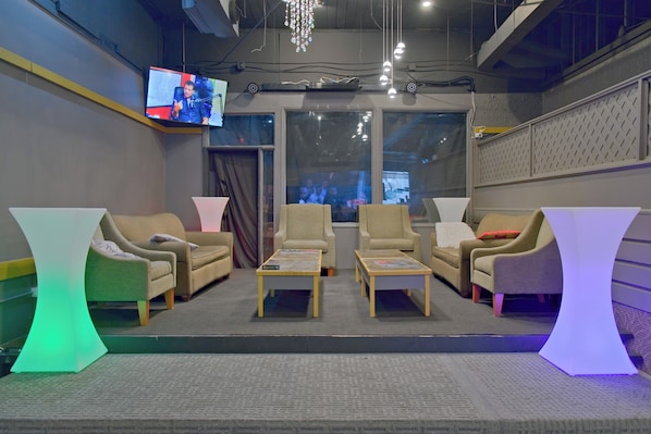 2 bars/lounges, pub, sports bar