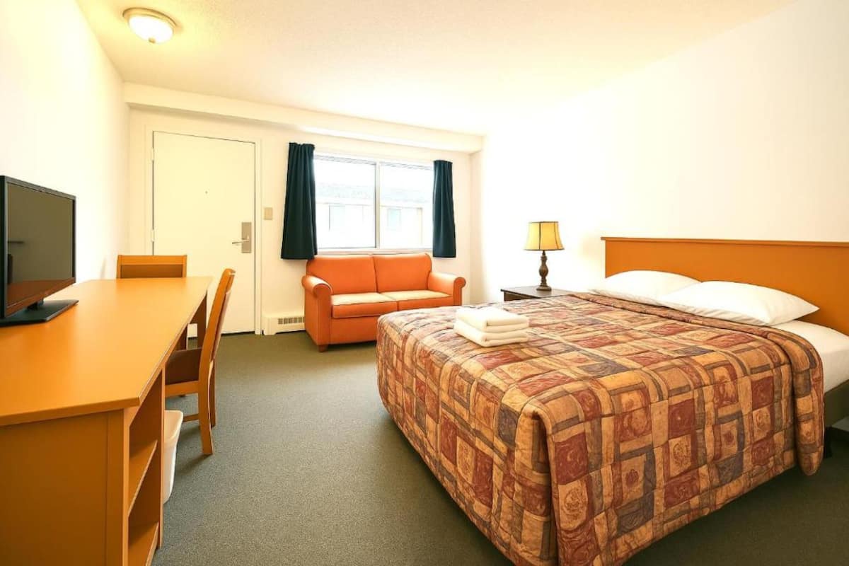 Queen Room | Premium bedding, free WiFi, bed sheets