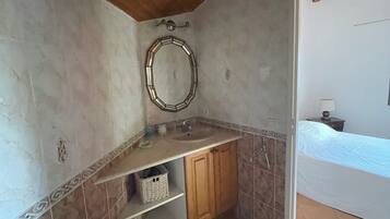 Een douche, een haardroger, een bidet, handdoeken