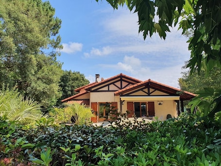 Exterior. Duplex suite near the ocean and the village of Vieux Boucau