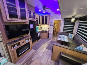 Réfrigérateur, four à micro-ondes, un four, surface de cuisson