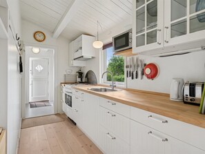 Kjøleskap, mikrobølgeovn og kjøkkenutstyr