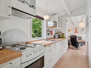 Kühlschrank, Mikrowelle, Kochgeschirr/Geschirr/Besteck