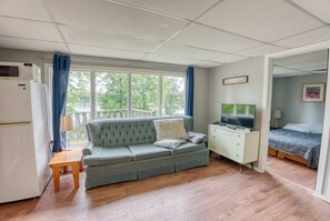 Smart TV, fireplace - Small Cottage
Charming 2-Bed Cottage: Your Lakeside Oasis for 4! (Perth Road)