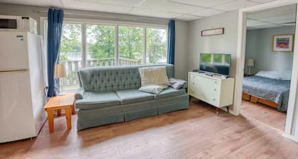 Small Cottage
Charming 2-Bed Cottage: Your Lakeside Oasis for 4!