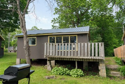 Small Cottage
Charming 2-Bed Cottage: Your Lakeside Oasis for 4!