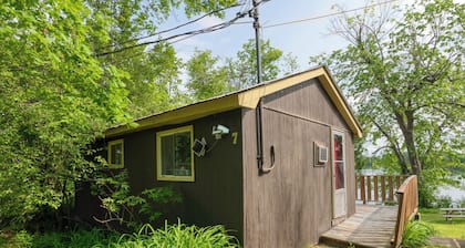 Serene 2-Bed + Futon Lakeside Cottage: Sleeps 5-6, Full Amenities!